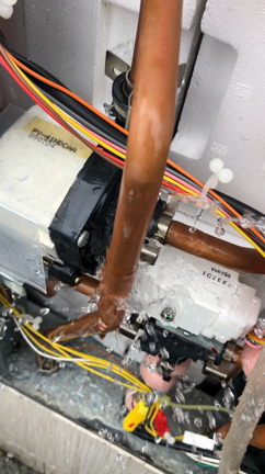 ダイキンエコキュートの修理 どうしたらこうなる 機械破損による水漏れ 街の電気屋さんのハッピープロデュース