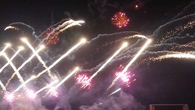 こんな時期に花火大会？の記事動画