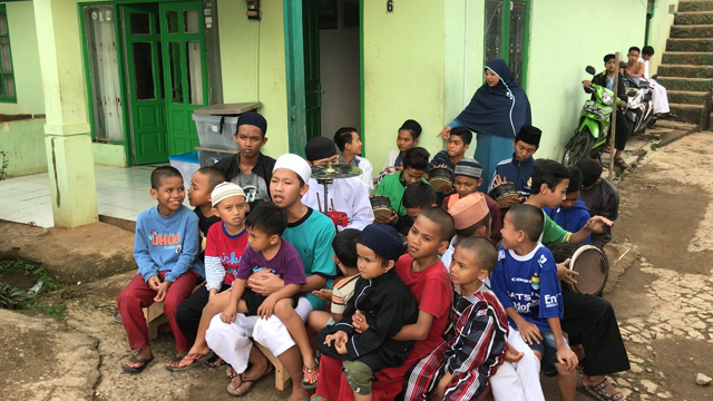 孤児院を訪れて「ULUL ALBAB」in Bandungの記事動画