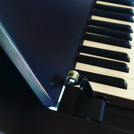 ピアノの蓋を安全に！の記事動画