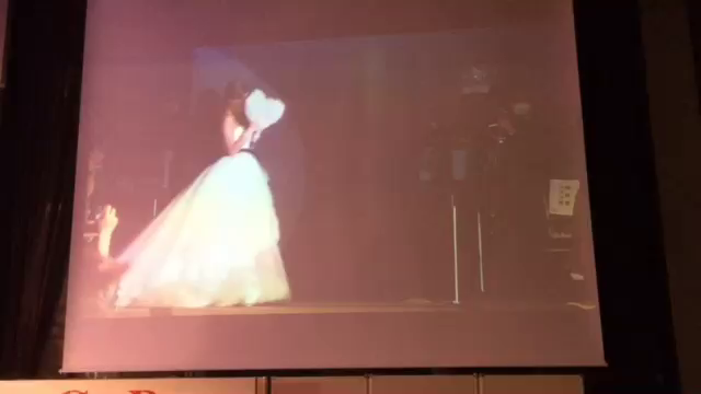 ドレス踏んぢゃって、、の記事動画