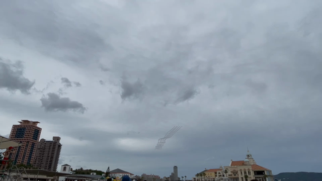 ワインで祝おう♪世界水泳開幕！福岡の空にブルーインパルスの記事動画