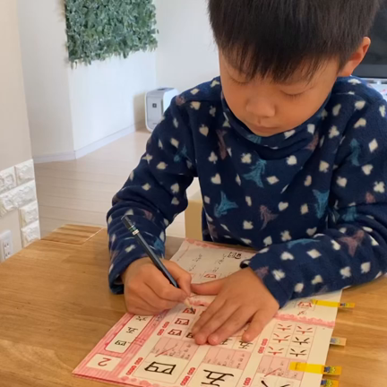 指の位置を注意するとお箸を正しく持てませんの記事動画