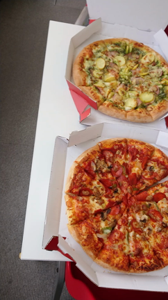 ピザに食らいつく大人たちの記事動画