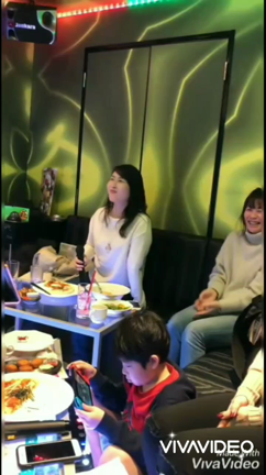 黙ってようと思ってたのに、歌を歌い、ハモりまでしてしまった。の記事動画