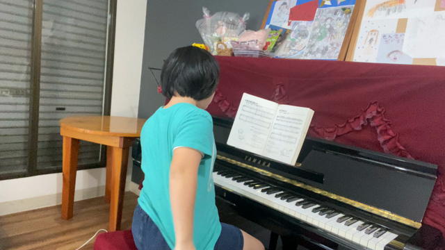 合格シール貯まったよ！ ダウン症ちゃん　お歌中心にピアノレッスンでのびのびと♪の記事動画