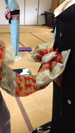 着付けのお稽古芸妓編♪の記事動画