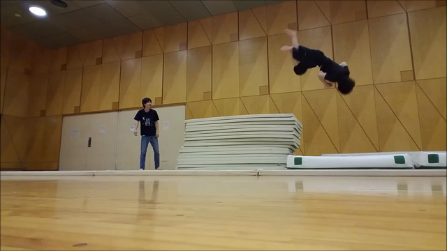 アクロバット練習の記事動画