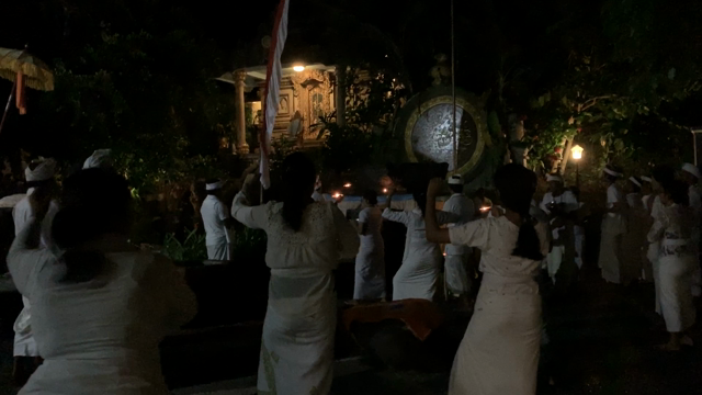 歌う踊る New moon puja バリ島6日目②の記事動画