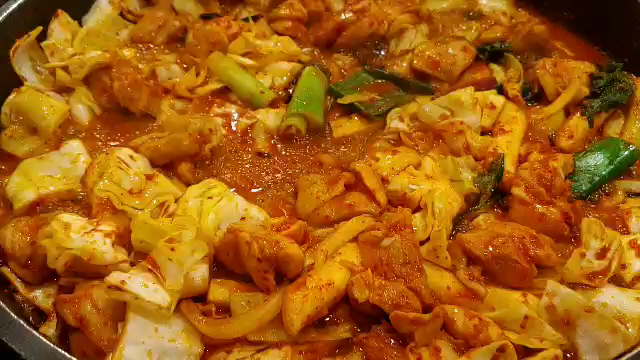 韓国江南駅のおいしい店「味付けタッカルビ」の最高の味の記事動画