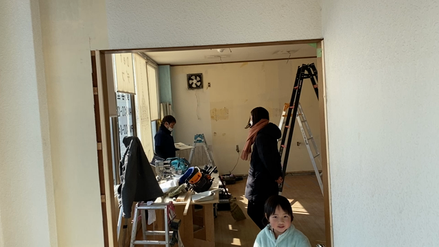 完全粉砕された店内とレセプションカウンターの写真を公開します|くせ毛専門美容室&骨膜整体defの記事動画