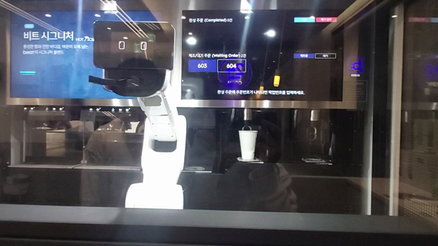 【韓国カフェ】深夜に出会ったロボットくんの記事動画