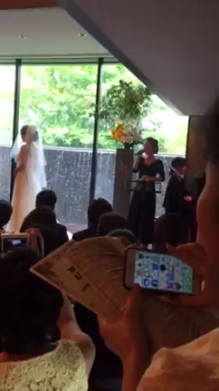 お望みの曲をブライダルシンガーが歌うの記事動画