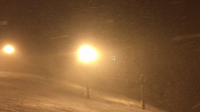 初滑りはナイター♪  石打丸山の記事動画