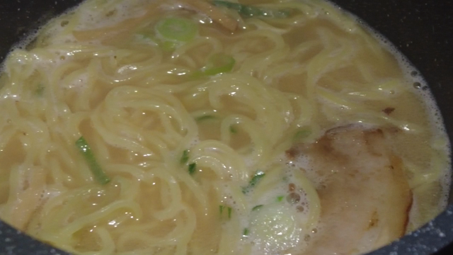 朝ごはん　豚骨醤油ラーメンの記事動画