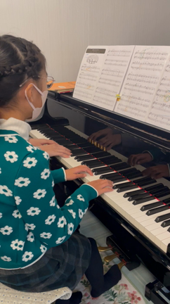 親子連弾の様子の記事動画