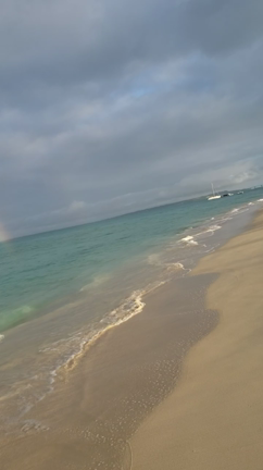 【宮古島旅行3】朝の海辺の散歩とワンピースの記事動画