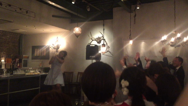 友達の結婚パーティーで歌わせていただきました！！！うれしかった( ¨̮ )の記事動画