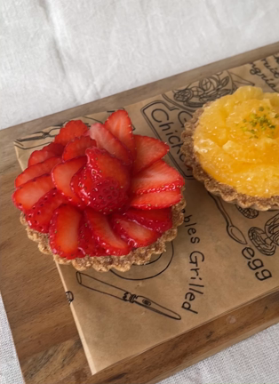 ３つ並ぶと可愛い♡アレンジ可能なフルーツタルトの記事動画