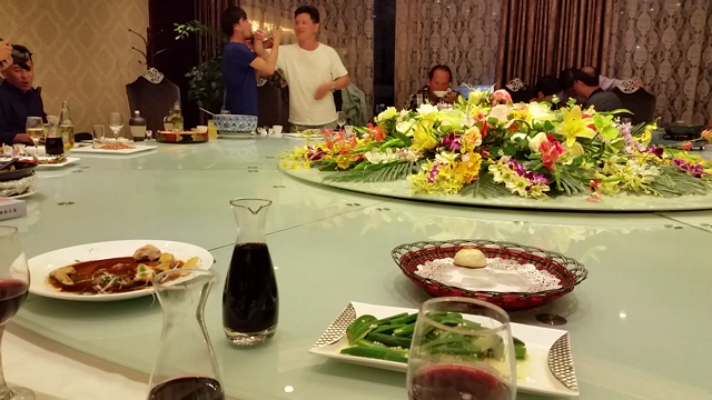 桂林、電動テーブルと拓ちゃんの闘いの記事動画