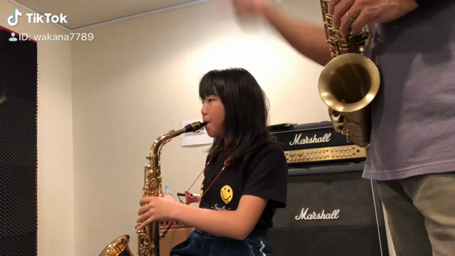 娘にサックスレッスンの記事動画