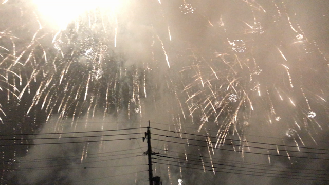 雨の花火大会の記事動画