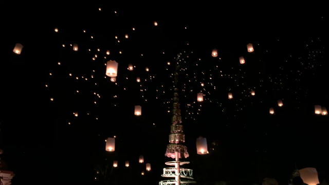 『チェンマイ コムローイ祭りへ♪』の記事動画