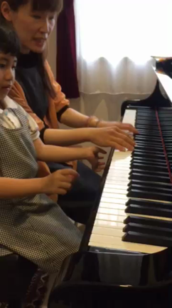 火曜日レッスンのMちゃん。初、両手奏にチャレンジ！の記事動画