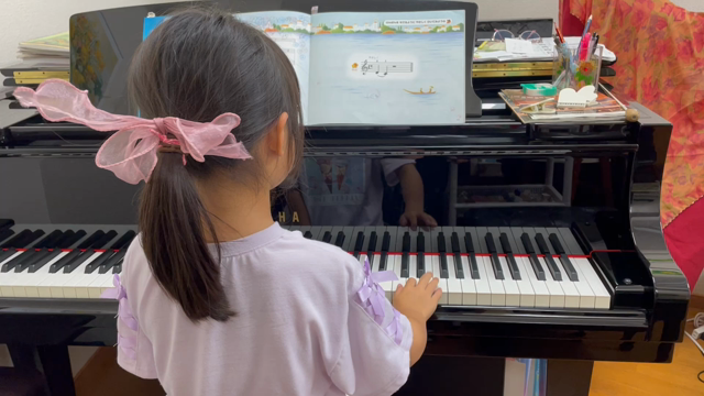 魔女の宅急便の曲にチャレンジ♪小学１年生の生徒さん【子どもピアノ】の記事動画