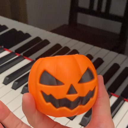 【ピアノ・レッスン】ハロウィンと指の練習と。の記事動画