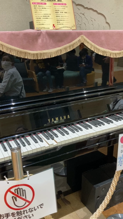 病院の自動伴奏ピアノの記事動画