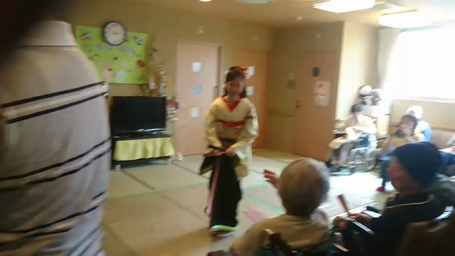 老人ﾎｰﾑ慰問……舞踊が終わっての記事動画