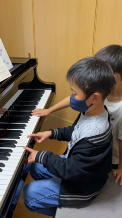 兄弟で連弾練習中の記事動画