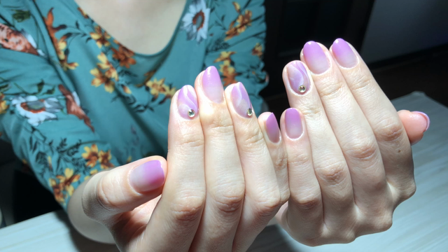 淡いパープルの流線の記事動画