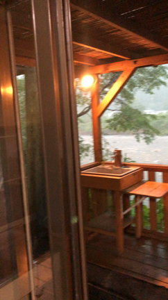 大雨の中バンガロー到着の記事動画