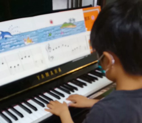 １年生Ｙくんもピアノクラスでがんばってます　小倉南区の音楽教室の記事動画