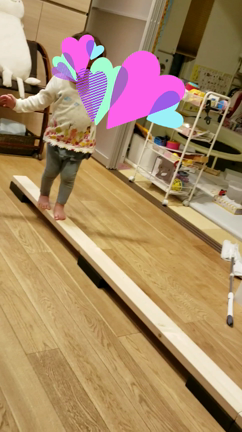 室内遊びに手作り平均台の記事動画