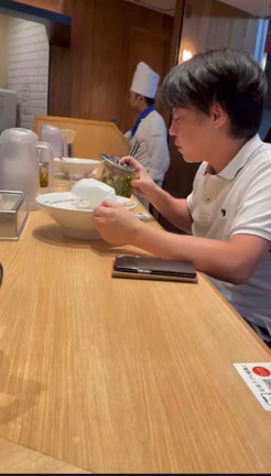 ラーメンチェーン店『神座』新宿店で卓上トッピングを直飲みする迷惑おじさんが物議の記事動画