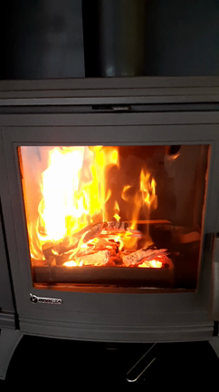 SHINSEKIハウスでわくわく　薪ストーブ　もうすぐオープンです。の記事動画