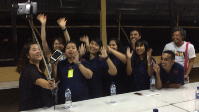 学校のカフェテリアで、カラオケ！？大合唱！の記事動画