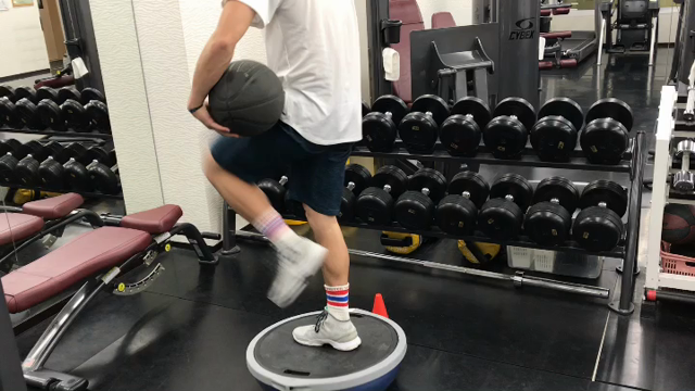 バスケットボール選手のトレーニングの記事動画