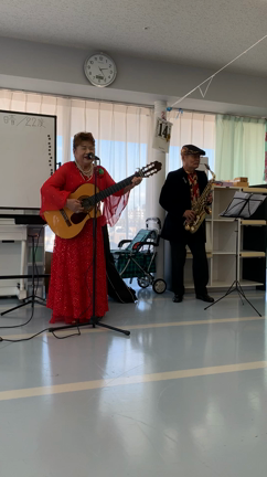 演歌のえっちゃんとアルトサックス奏者加藤さん@デイサービスの記事動画