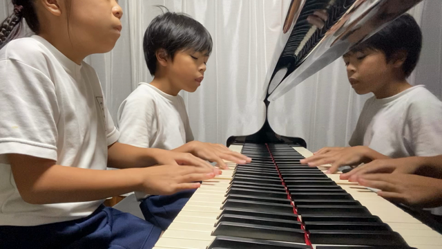 兄妹D君とYちゃんのピアノ連弾練習頑張ってます！の記事動画