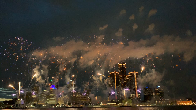 国境越しの花火の記事動画