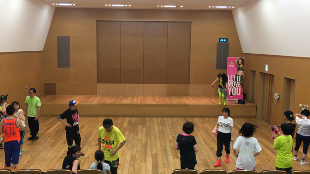 輪になって踊ろうの記事動画