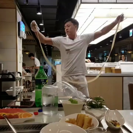 火鍋のお店で楽しいお食事♪の記事動画