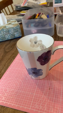 お花・ピンク・ゴールドのマグカップ制作中♡ティータイムにカフェ気分を♫の記事動画