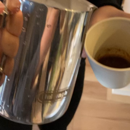 おうちカフェ編　ラテアートの記事動画