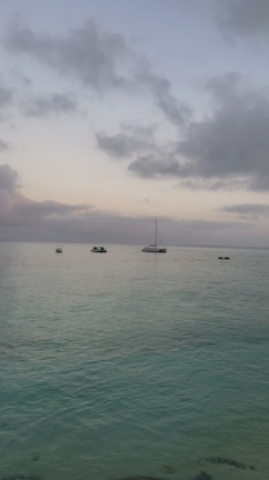 【宮古島旅行3】朝の海辺の散歩とワンピースの記事動画