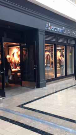 アバクロメンズの店内です。の記事動画